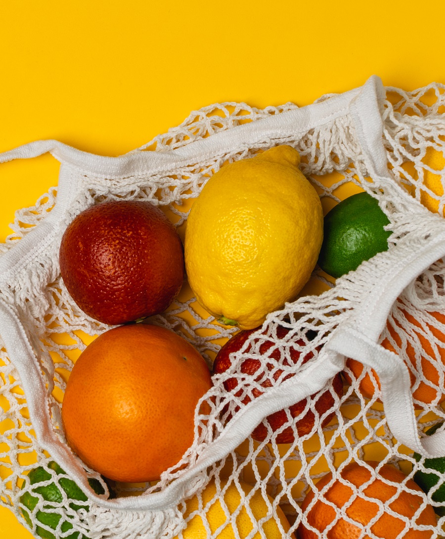 Organic citrus fruits_cotton mesh shopping bag_dreamstime_xxl_141796861-CROPvert_900px